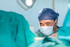 整形美容需谨慎 女子20年前注射“奥美定”腺体惨遭侵蚀